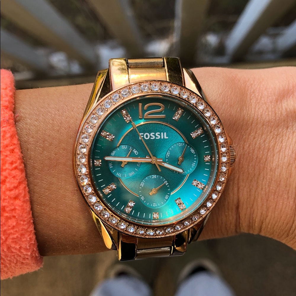Authentic Women’s Fossil Riley turquoise watch!